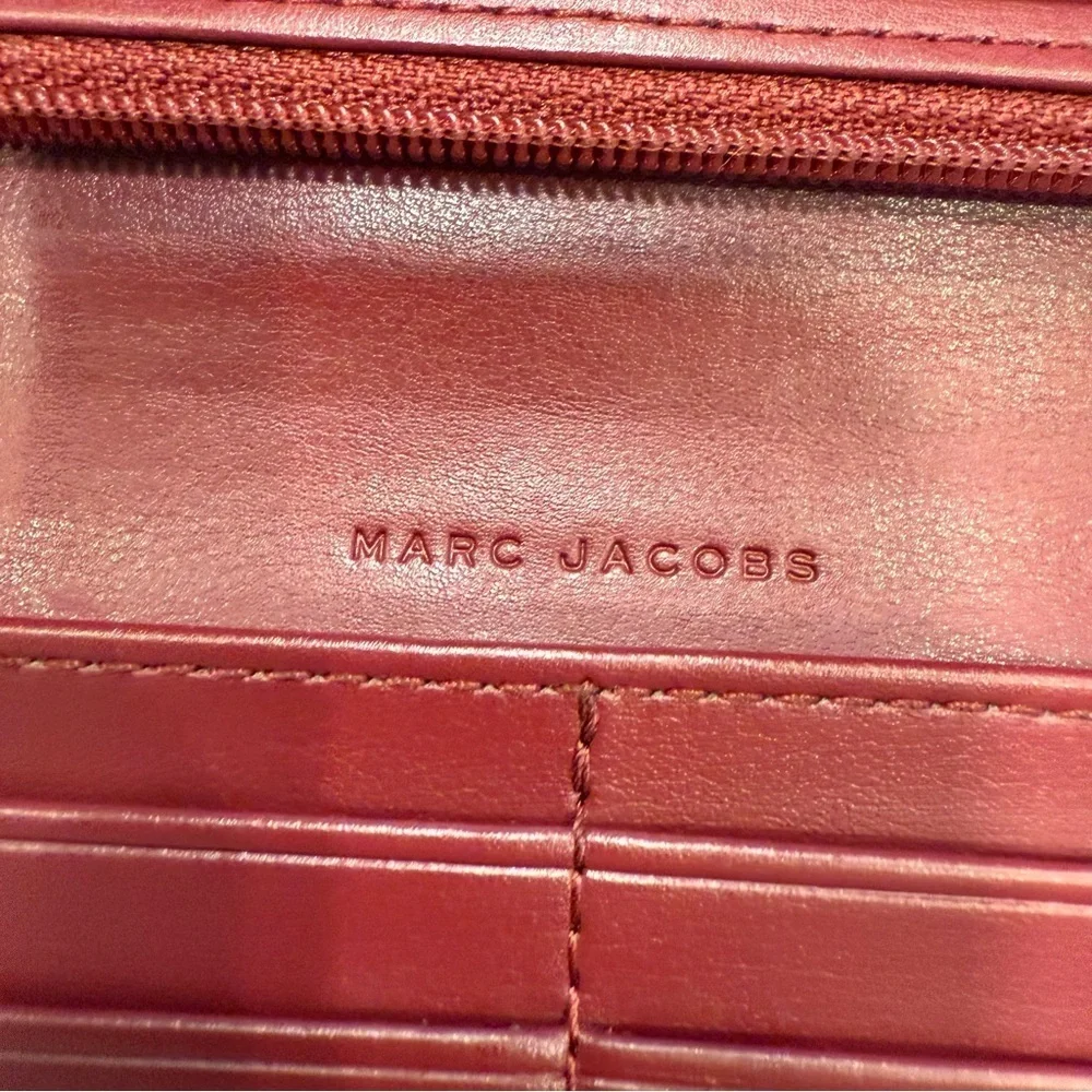 Marc Jacobs New York Bi-Fold Wallet Pebbled Leather Burgundy EUC